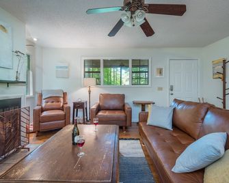 Maple Creek Cabin, Fireplace+Fire Pit, Grill & Wi-Fi, Private, Nearby Skiing! - Mars Hill - Living room