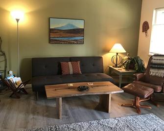 Ideal Location! Downtown Apartment, Close to Wilderness Trails w/Covered Parking - Mount Shasta - Huiskamer