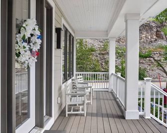 7BR Bay Harbor retreat with waterfront access, pool, hot tub & fireplace - Petoskey - Varanda