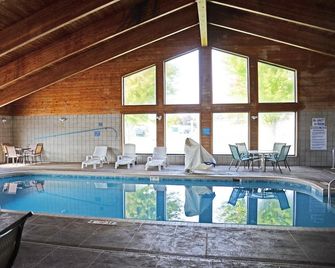 Baymont by Wyndham Waupun - Waupun - Piscina