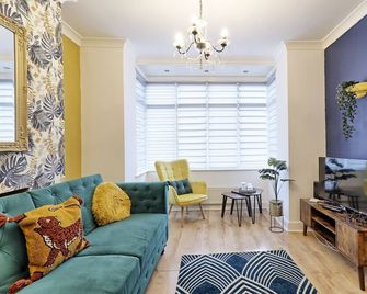 Big 3bed 2bath House Tropical Oasis Pet Friendly! - Westcliff-on-Sea - Obývací pokoj