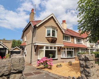 Park View - Llandudno - Building