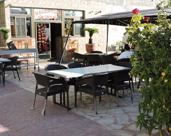 Valentine Inn Luxury - Wadi Musa - Innenhof