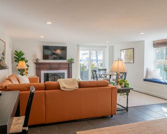 5 Star Back Cove Apartment with water view! - Portland - Living room