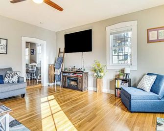 East End River Retreat Dogs Welcome! - Madison - Living room