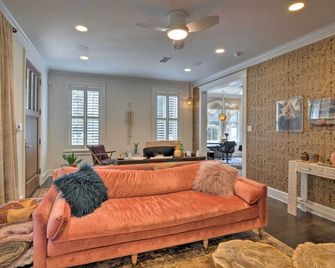 Pool and Hot Tub Ideally Located Austin Oasis - Austin - Living room