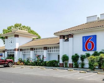 California Inn - Stockton
