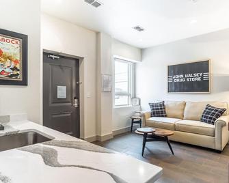Millsap Suites by Pioneer Pocket Hotel - Lubbock - Living room