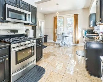 Massive 6 bedroom home with a Pool - Norfolk - Cocina