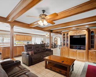 Country living at its best, chickens and a beautiful stocked pond to fish in - Springfield - Living room
