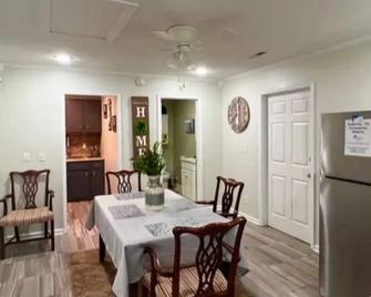 Willow Central Apartment - Cookeville - Dining room