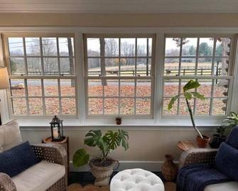 Country School House at Solidago Farm\n\nUnique, cozy small farm experience! - West Chester - Living room