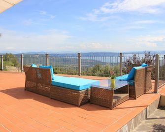 A large farmhouse with views over Umbria/Tuscany with Aircon & streaming WiFi - Tuoro sul trasimeno - Balkon