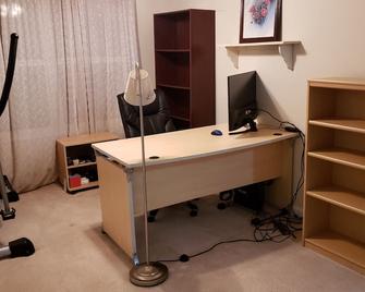 Sunny Home Overlooking Pond. Monthly Stays Welcome! - Lawrenceville - Bedroom