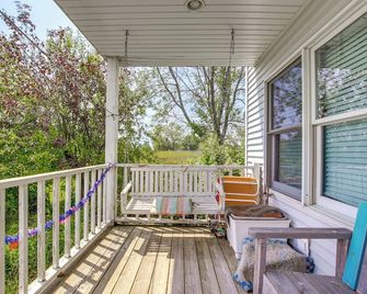 Algoma Vacation Rental w/ Fire Pit + Lake Views! - Algoma - Balcón