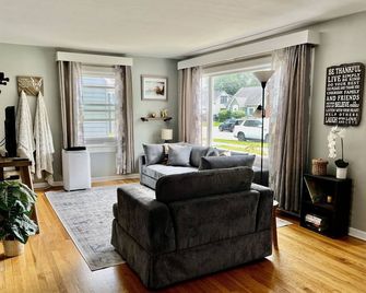 Clean, Cozy, Updated Home Walking Distance From Beach, Bike Path, And Downtown - Marquette - Living room