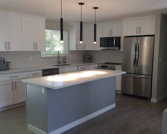 Charming 3-bedroom house with WiFi and AC in lovely Port Orchard - Port Orchard - Kitchen