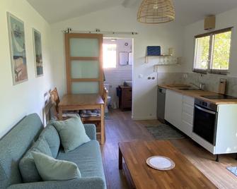 Maisonnette 2/3 Personnes, Nichée Sous les Arbres, Plein Centre et au Calme - Arès - Living room