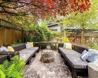 Cambie corridor character home with great outdoor space. So walkable. - Vancouver - Patio