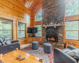 Frohe Hutte, Private Luxury Getaway, Game Room, Hot Tub, Fire Pit - Cornelia - Вітальня