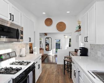 Stunning, Cozy, Private Backyard Lush Oasis with Pool! BBQ, 14 Mins to Disney - Santa Ana - Cuina
