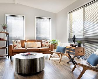 더 크로싱 모텔 - 주니 - 거실