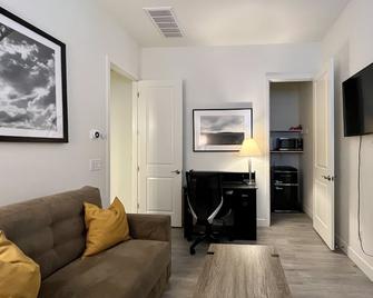 Modern 2-Bed Suite Ideal Location near Desert Ridge & Waste Management Open - Phoenix - Living room