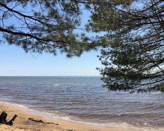 Cheerful cottage with 4 private beach accesses!!!! - Tawas City - Playa