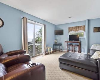 Two bedroom and hot tub with lake views! - Port Sanilac - Living room