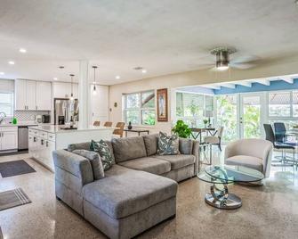Beautiful Comfy Home With Private Hot Tub Close To Beach home - Fort Lauderdale - Sala