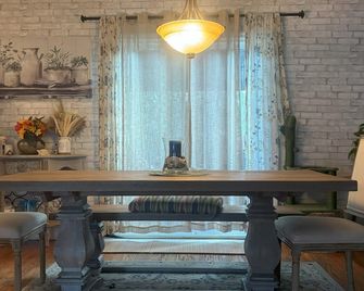 'Dream Suite for Travel Professionals in the Heart of Leland' - Leland - Dining room