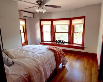 Grand Home Near Attractions. - Excelsior Springs - Bedroom