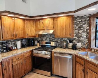 Pancho Villa Cabin: Mesmerizing Views Await Your Unforgettable Retreat - Timberon - Kitchen