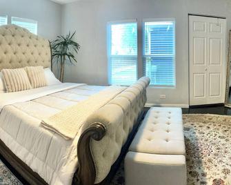 Near Downtown with Huge Private Backyard w/Turf - San Antonio - Quarto