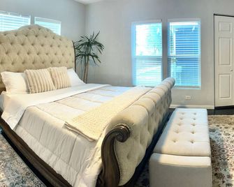 Near Dwntwn huge yard & pool - San Antonio - Habitación