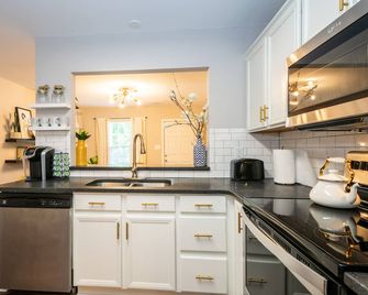 Refreshed King Bed Condo Near Lake Norman - Mooresville - Køkken