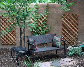 Casa Verde, the Casita Center - Taos - Patio