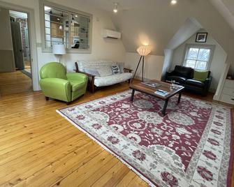 Walter S. Budlong Apartment - Sunny, Large, Sleeps 4. Close To Brown And Risd - Providence - Salon