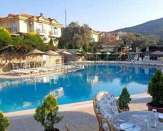 Alize Resort Hotel - Yenifoça - Zwembad