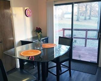Beautiful 2-Bedroom Lodging With Awesome Amenities - St Joseph - Dining room