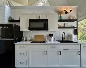 Dome 3 · Luxury Lakeside Dome Experience & Hot Tub - West Bay - Cocina