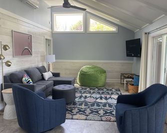 Sunset Cove - Enjoy a Private Beach & Great Sunsets - Plattsburgh - Living room