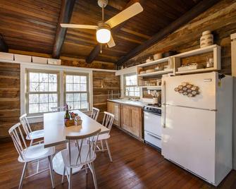 1840's Log Cabin Getaway - Martinsville - Dining room