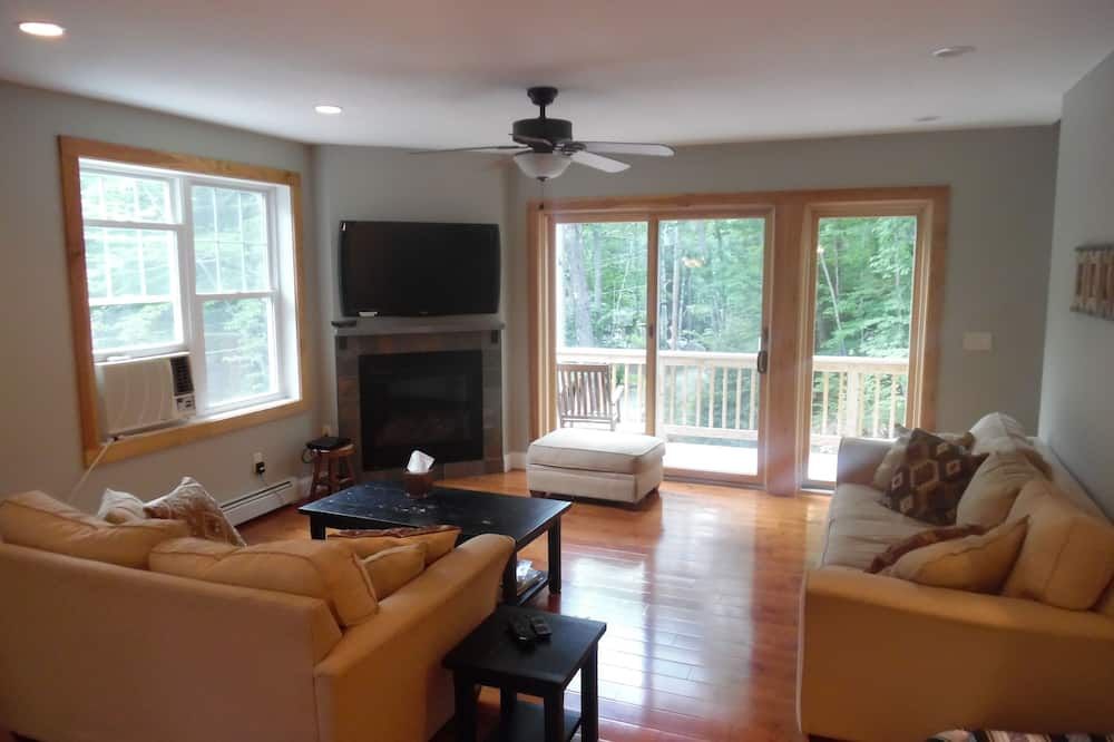 Wooded Retreat - Close To North Conway Village, Restaurants & Activities - North Conway - Living room