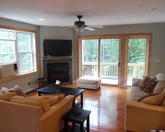 Wooded Retreat - Close To North Conway Village, Restaurants & Activities - North Conway - Living room