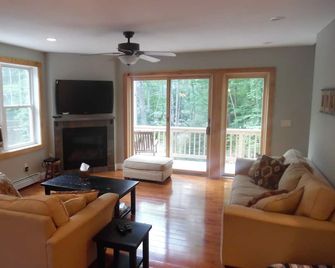 Wooded Retreat - Close To North Conway Village, Restaurants & Activities - North Conway - Living room