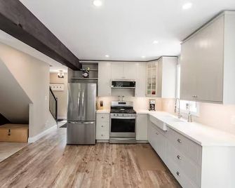 Modern Farmhouse Red Barn w/ 1 bedroom and a Scenic Forest and Country Setting - Aylmer - Kitchen