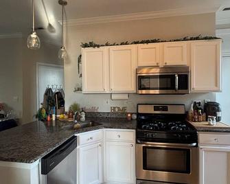 Charming 2-bedroom 2 bath apartment flooded with natural light - Chicago - Kitchen