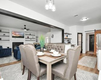 10min from Fort Bend Epicenter Stylish 4 Bedroom home - Richmond - Dining room