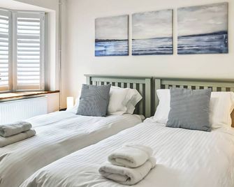 4 bedroom accommodation in Middleton-on-Sea, near Bognor Regis - Bognor Regis - Bedroom